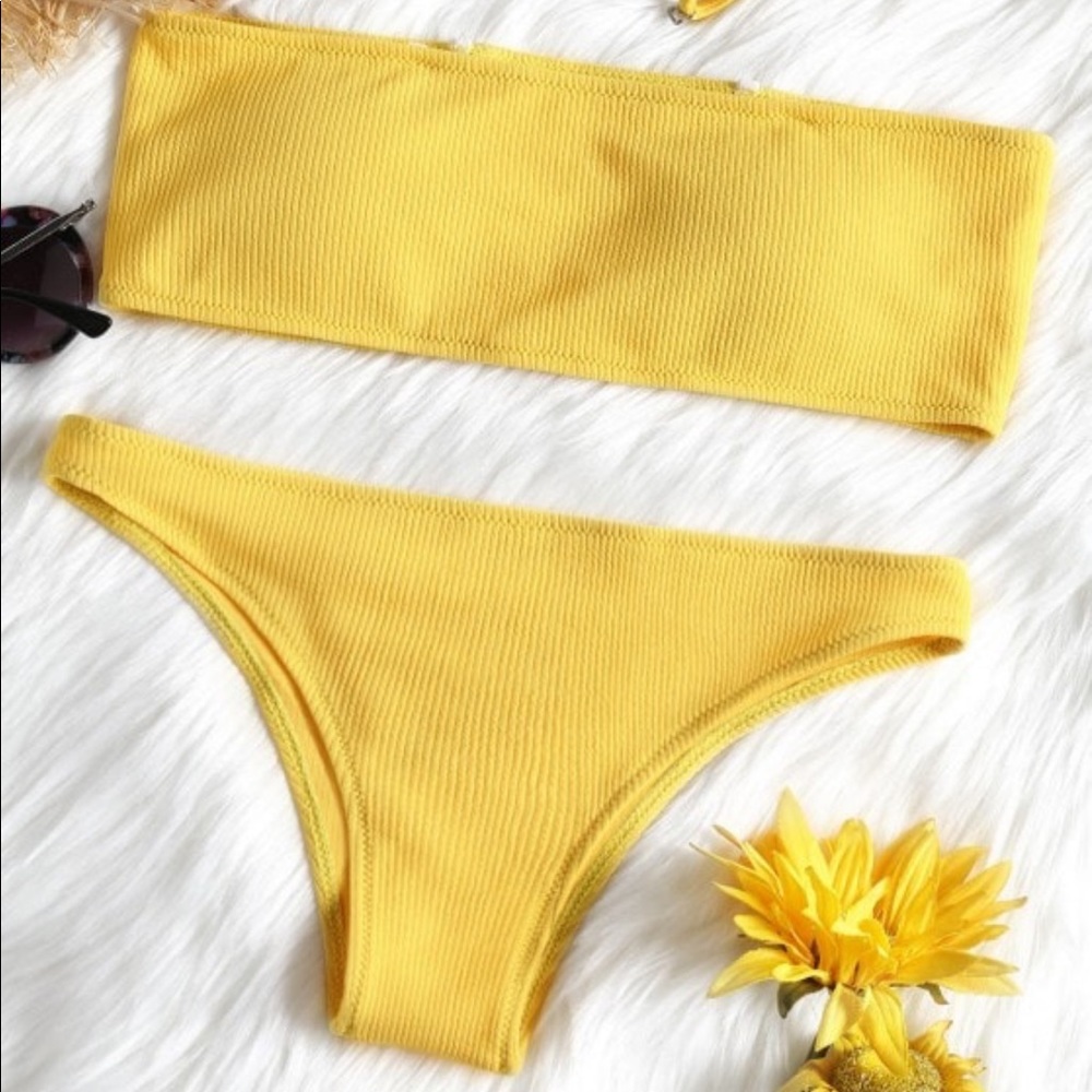 Yellow strapless bikini